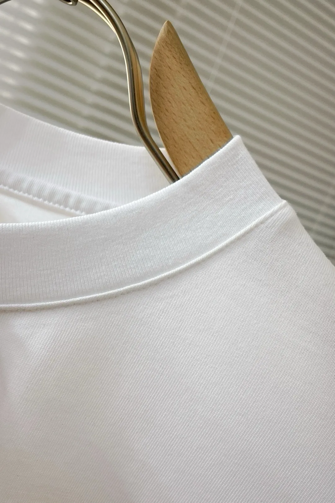 , LP🌟 The most New Arrival round neck short-sleeved couple's T-shirt in summer~~The custom-made pure cotton surface is extremely skin-friendly and comfortable. It feels very soft to the touch, with good texture and meticulous workmanship. It perfectly embodies the three-dimensional sense and conforms to the consistent design style of the brand. It is very good overall! This T-shirt is fashionable and can be worn alone as an inner layer! The effect on the upper body is great 👍 (all three standards) Color: Black White Sizes: S M L XL XXL